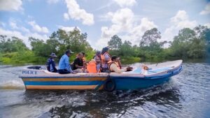 Boat ride around Bolgoda Lake (Sri Lanka) during the training workshop for the Youth Brigade, with members of the local Marine Police Division