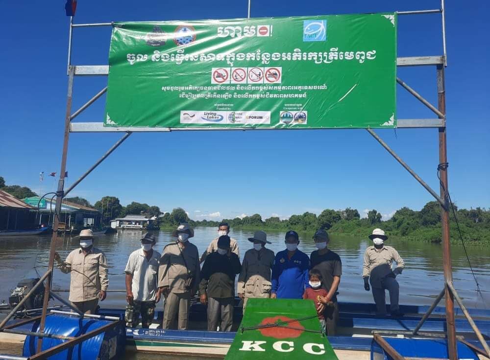 Community commitees and fishery officials demarcated the boundary of the fish conservation zone in Tonle Sap Lake, Cambodia