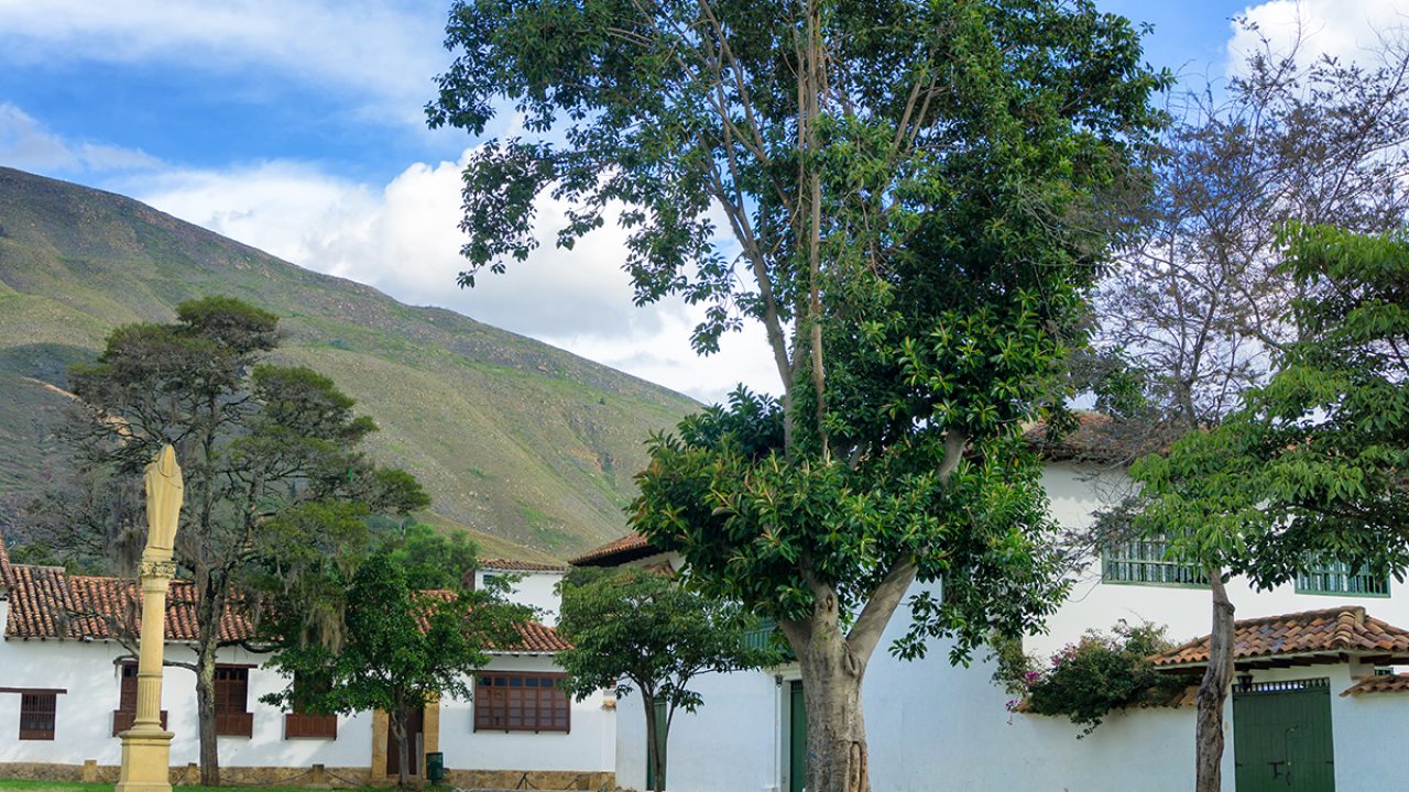 small-plaza-in-the-colonial-town-of-villa-de-leyva-2025-10-17-01-38-26-utc