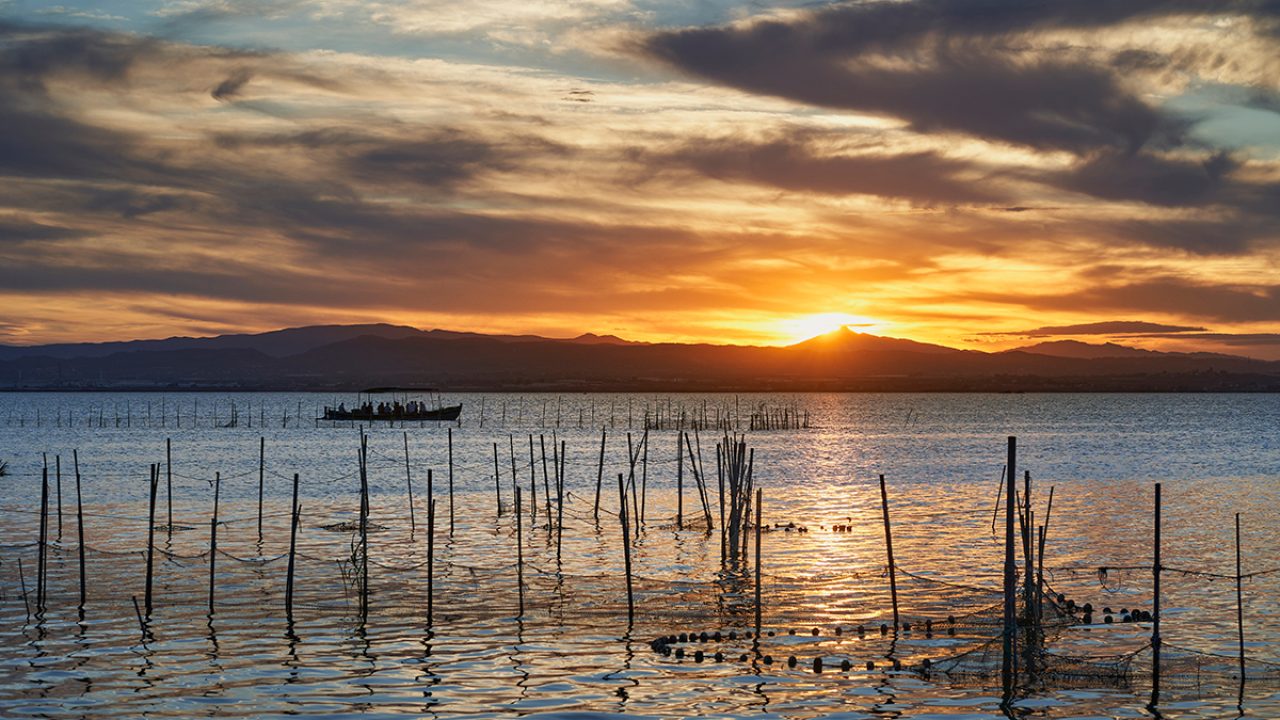views-of-the-albufera-lake-in-valencia-at-sunset-2024-12-05-18-08-56-utc
